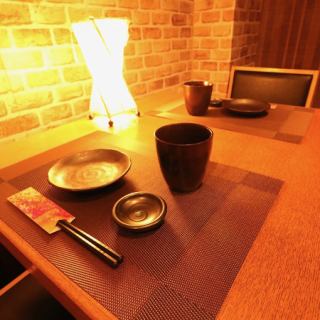 對於兩人或兩人以上的聚會，我們將在私人房間或半私人房間為您服務。我們的包廂非常適合小團體聚會，無論是與親密朋友的酒會，還是商務招待，都非常適合各種場合！如果您有任何座位要求或疑問，請隨時透過電話與我們聯繫。 （川、包廂、居酒屋、無限暢飲、本地雞、烤雞肉串、宴會、女生聚會、商務招待）