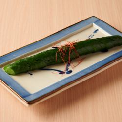 咸海带和捣碎的黄瓜