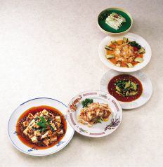 찐닭의 쓰촨 향신스 소스 <매운>, 후춧가루의 마늘 소스 완화 <매운>, 돼지 연골의 완화 <신>, 가지의 향기 매운 볶음 <매운>