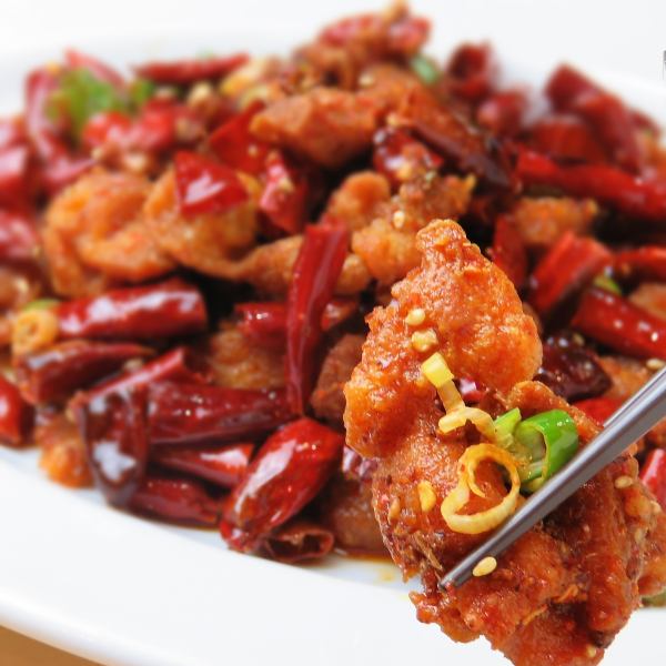[Spicy and juicy! Chopsticks won't stop!] Chongqing-style stir-fried chicken and chili peppers