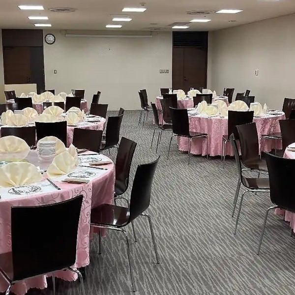 企業宴会や同窓会にもぴったり◎2～4名テーブル席（結合で最大20名）と、5～7名の円卓席×3室をご用意。少人数のプライベート利用から、天満屋貸切スペース活用による25～80名の大型宴会まで、あらゆるシーンに対応いたします。