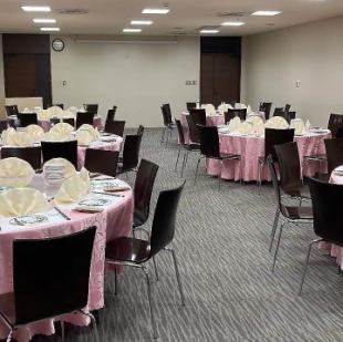 【貸切・大型宴会:4~80名様】企業宴会・同窓会もおまかせ◎最大80名様に対応。倉敷天満屋のスペースを活用した、最大80名様までの大型宴会に対応。忘年会・新年会・歓送迎会・同窓会・企業様の貸切など、大人数のお集まりもおまかせください。JR倉敷駅から徒歩3分、幹事様も安心のアクセス抜群のロケーションです。
