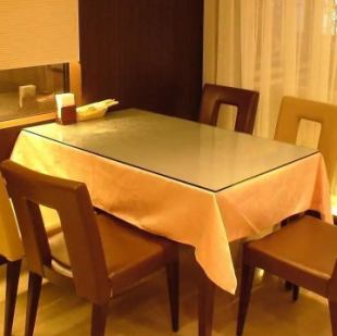 【個室:2~80名様】仕切りで自由にアレンジ◎少人数から大型宴会まで対応の個室空間。パーティションで仕切ることで、2名様からの少人数個室として、また最大80名様までの大型宴会スペースとしてフレキシブルにご利用可能。プライベートなお席から、企業貸切まで、人数やシーンに合わせた最適な空間をご用意いたします。