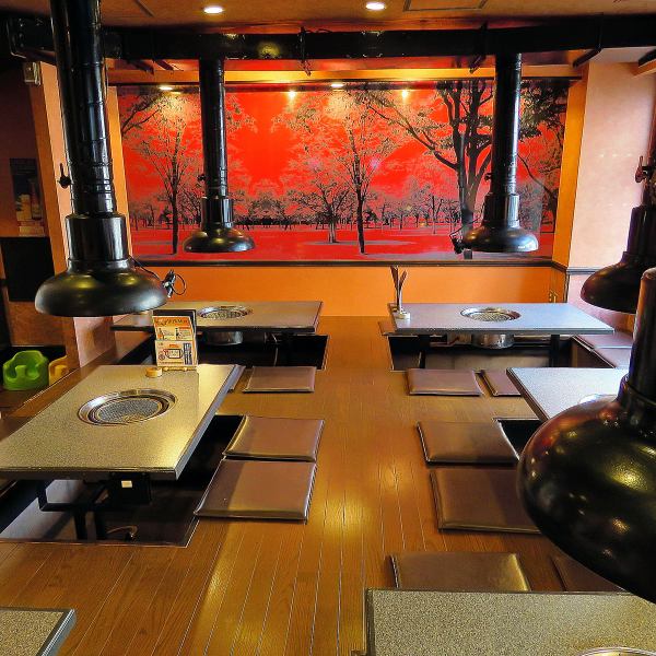 [Zashiki] All the tatami seats are digging.Please stretch your legs and relax.There is a spacious table for 4 to 8 people, and the entire tatami room can accommodate up to 42 people.
