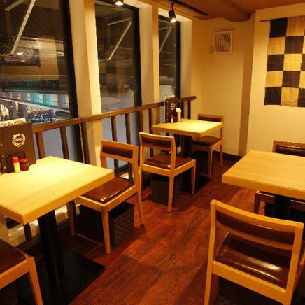 The spacious table seats have a stylish atmosphere in a bright store.I'm happy for both dates and girls-only gatherings ♪