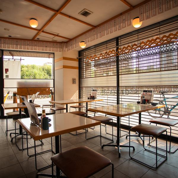 一面ガラス張りの窓から陽が差し込む、開放感のある空間。デートや女子会、普段使い、家族でのご利用にも最適なお席をご用意しております。