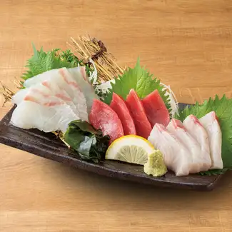 三種刺身拼盤，包括藍鰭鮪魚（4片/3片/2片）