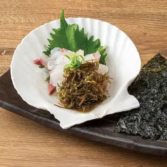 新鮮魚肉和海帶（Gagome），配韓國海苔。