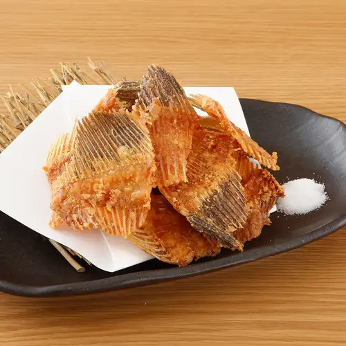 물고기 뼈 센베이 / 이부리 가코 크림 치즈 / 바다 포도 각