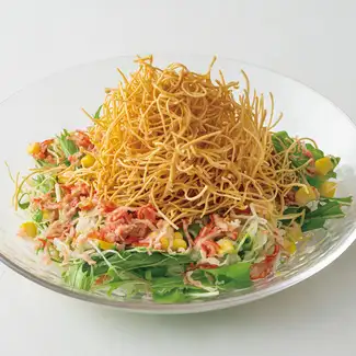 香脆炸麵沙拉佐高麗菜和水菜