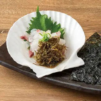 新鲜鱼肉和海带（Gagome），配韩国海苔。