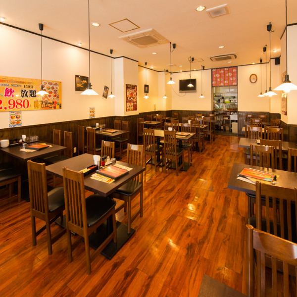 【Recommended for girls 'party and birthday ♪】 Inside the café where a casual, clean and informal atmosphere will not spread ♪ It is perfect for the girls' party, Gongcon, birthday party, anniversary celebration ◎ Kinshicho Ori Nas SU beside There is a large windowpane on the first floor facing the street, a mirror on one side of the shop and a bright atmosphere.Please enjoy full-fledged Chinese cuisine and sake ♪