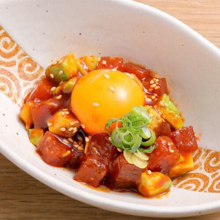 マグロとアボカドのやみつきユッケ