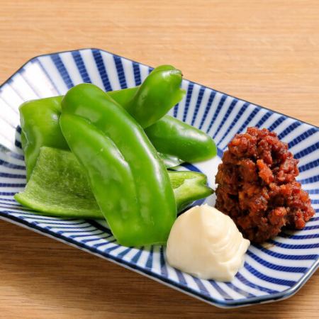 ピーマンと肉味噌とマヨネーズ