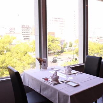 ≪We are taking measures against infectious diseases.≫ You can see Peace Boulevard from the 5th floor of the building ♪ Have lunch ♪