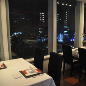 從建築物的5樓可以俯瞰和平大道♪窗戶很大，所以晚上的氣氛是完美的^ ^從11月的晚上（廣島統治）看100米的照明時，時尚的晚餐怎麼樣？您可以在諮詢時製作原始訂單菜單！