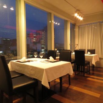 It is an open table sheet by the window perfect for dinner ♪