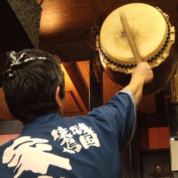 Welcoming customers with the sound of drums ringing at the time of entering the store! The moment you enter the store, you will feel the warm atmosphere of Hakata.