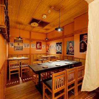 和モダンな雰囲気ある広々テーブル席!和モダンな雰囲気の店内は、肩ひじ張らずに宴会をお楽しみ頂けます!池袋駅から徒歩1分の好立地なので集合・解散もスムーズ!飲み会や宴会だけでなく、接待、女子会、合コンなど様々なシチュエーションにおすすめです!当日予約も承っておりますのでお気軽にご利用ください!