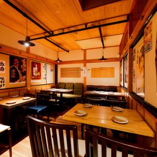 和気あいあいと宴会を楽しむテーブル席!池袋で少人数様での飲み会や宴会に最適なテーブル席!和モダンな空間でゆったりと過ごすひと時をお楽しみ頂けます!各種宴会にぴったりのお得な宴会コースは最大3時間飲み放題付3500円~ご用意しております!お得なクーポンもございますのでぜひご利用ください!