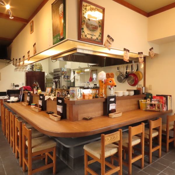 The counter seats, with their warm wooden interior, have a relaxing and calming atmosphere.This is a special seat where you can enjoy the aroma and sound of the food being prepared right before your eyes, as well as casual conversation with the chef.Even when you want to relax and sip your drink by yourself, there is a comfortable, laid-back atmosphere.Please come and visit us!