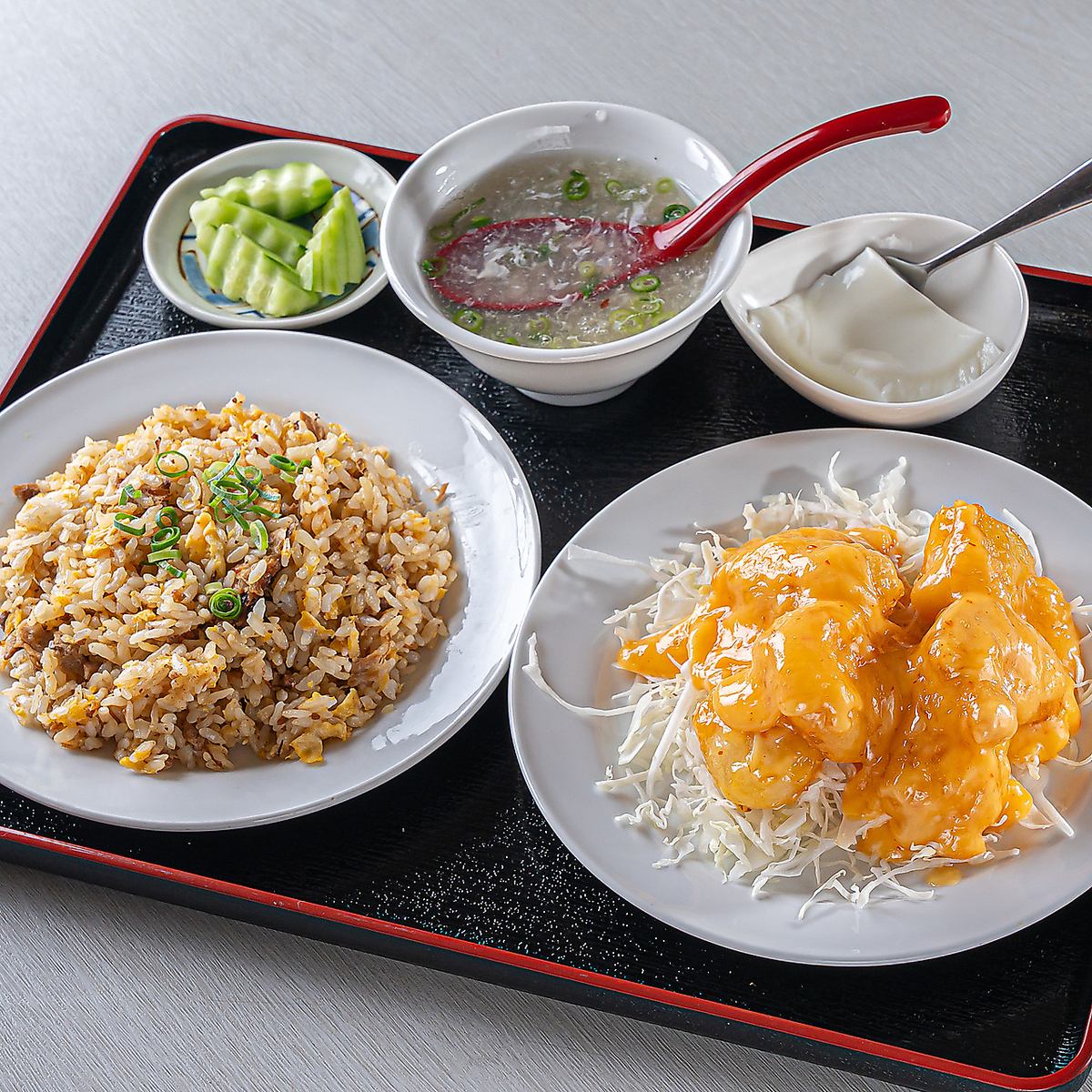 お得な定食をご用意しております。終日楽しめます！