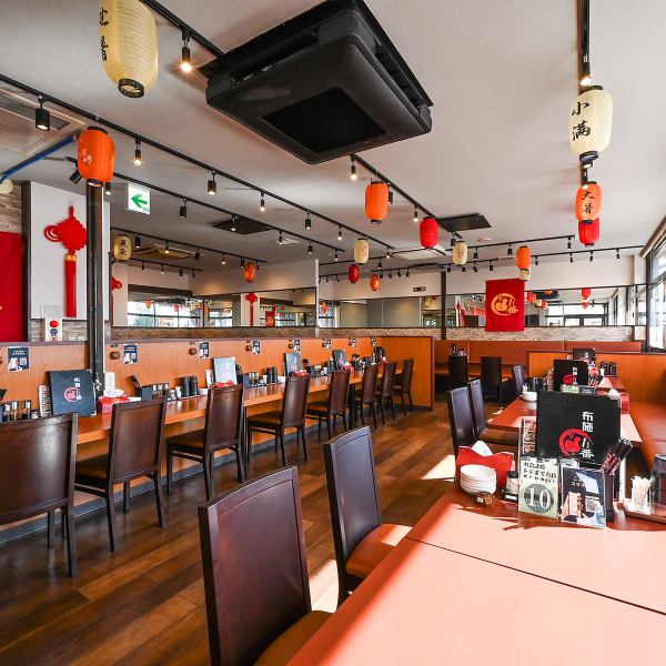 【ご家族でのご利用も◎】店内は温かみのある色合いで統一し、訪れる人に安心感を与える雰囲気です◎入口からはアクセスしやすい構造で、初めての方でも迷わず来店いただけます。誰もが居心地よくくつろげる空間づくりを心掛けています。