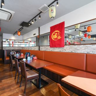 4名掛けテーブル8席ご用意しております。