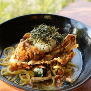 煮アナゴとゴボウの天ぷらのジャポネ風パスタ