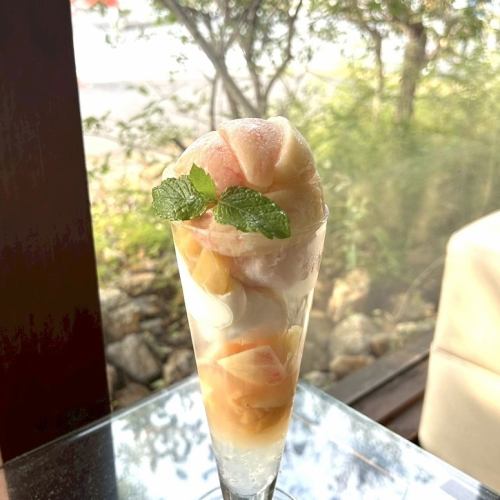フレッシュ桃のまるごとパフェ