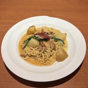 秋刀鱼配土豆油汁