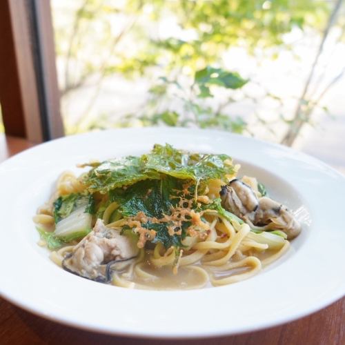広島県産大粒牡蠣と白菜のバター醤油ペペロンチーノ~紫蘇の天ぷら添え~