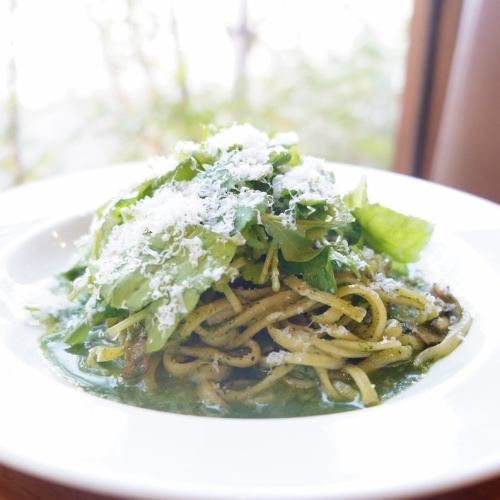 サラミとフレッシュルッコラのほうれん草ジェノベーゼ