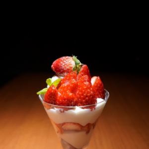 딸기 화이트 초콜릿 파르페