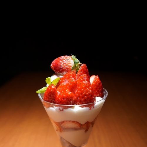 草莓白巧克力芭菲