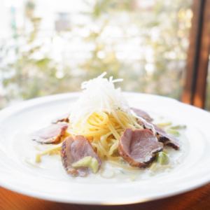 훈제 오리의 볶음과 아보카도의 와사비 크림