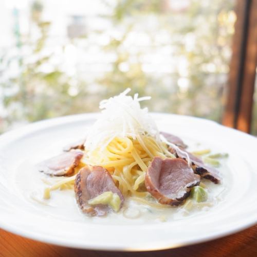 烤煙燻鴨肉佐酪梨和芥末奶油