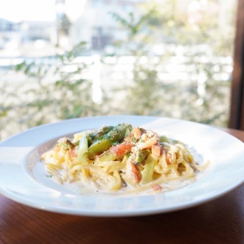 봄 야채와 참치 흰 된장 크림