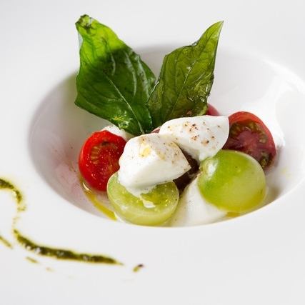 Four tomatoes from carefully selected farms and caprese of mozzarella'Buffala '