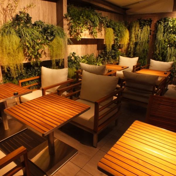 Despite the Naka-Meguro station, it boasts an open terrace surrounded by greenery that allows you to spend relaxing time ☆ The inside of the store is also bright and open so that light can be taken in from a large whole glass.While enjoying casual yet fashionable atmosphere, please enjoy a fun time.