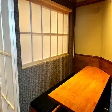 和の趣き溢れる店内は大人の為の落ち着いた雰囲気となっております。2名様~80名様までご利用可能な完全個室席は千葉駅での接待や女子会、合コンなど各種宴会に最適なプライベート個室空間♪お得な宴会コースプランもご予算に合わせて3000円~用意。誕生日や記念日にお得なサプライズ特典もご用意。画像は系列店イメージです