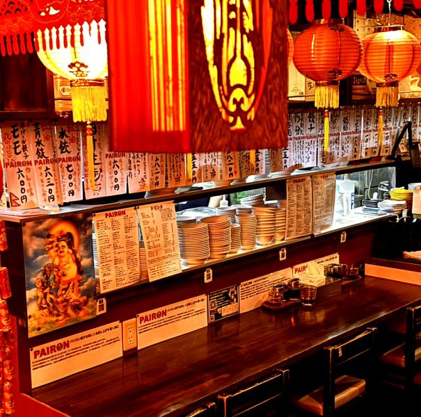 新店舗は2名様用テーブル19個とカウンター4席を合わせ、合計42席を完備しております◎お仕事帰りにふらっと立ち寄れるカウンター席はもちろん、少人数のグループで使いやすいテーブル席も充実しています♪「一人でゆっくり餃子を楽しみたい」という方も大歓迎です◎自慢の点心やドリンクをゆっくりとご堪能ください♪