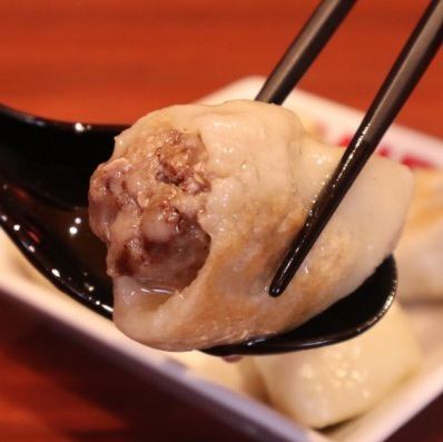 肉汁たっぷりの名物餃子！