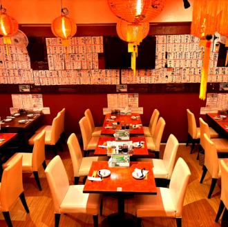 【2名様用テーブル席】 デートやご友人とのお食事に最適な2名様用テーブルを19個ご用意◎移転により席の間隔も以前よりゆったりとした配置になり、より会話が弾む空間になりました♪