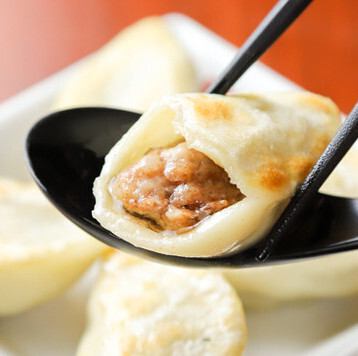 【肉汁溢れる看板メニュー】もちもち皮とシナモン香る餡が自慢の「白龍餃子」