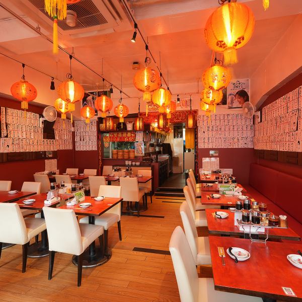 飯田橋本店で愛された「台湾の路地裏にある屋台」の雰囲気を、新店舗でもそのまま再現しています◎そこには異国情緒あふれる賑やかな空間が広がっています♪活気あるインテリアに囲まれて食べる手作り餃子は格別の味わいです◎まるでお店にいながら台湾旅行をしているような、ワクワクする気分をぜひお楽しみください♪