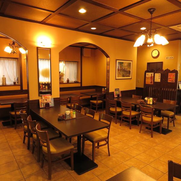 Inside of a calm atmosphere based on brown.You can relax and calm down for your meal.