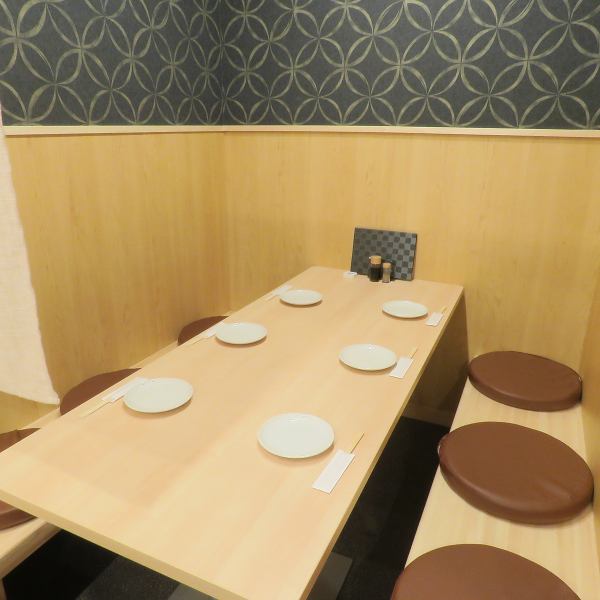 半個室のお席は最大6名様までご利用可能。周りを気にせずお食事を楽しめるので、会社宴会や同窓会、女子会などにご活用ください。お得なコースもございます。ご予約はお早めに。