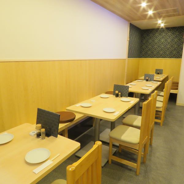 落ち着いた雰囲気の木の温もり溢れる店内。女子会やデート、会社宴会、お仕事帰りのサク飲みにも人気！カウンター席は8名様まで収容可能なので、お一人様でもお気軽にご利用いただけるお店ですよ♪