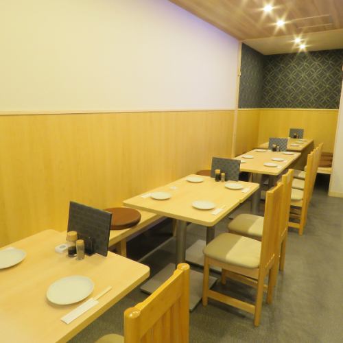 <p>落ち着いた雰囲気の木の温もり溢れる店内。女子会やデート、会社宴会、お仕事帰りのサク飲みにも人気！カウンター席は8名様まで収容可能なので、お一人様でもお気軽にご利用いただけるお店ですよ♪</p>